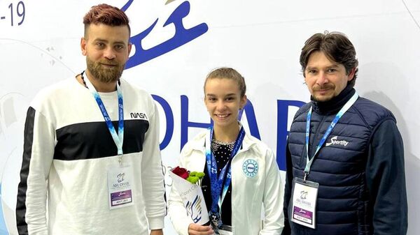 Варвара Короткова завоевала серебряную медаль на международном турнире по фигурному катанию Abu Dhabi Classic Figureв категории Advanced Novice Girls. - Sputnik Узбекистан