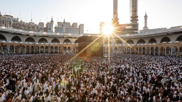 Верующие-мусульмане во время совершения магрибской молитвы в ознаменование окончания первого дня поста в священном месяце Рамадан в Большой мечети в священном городе Мекка, Саудовская Аравия - Sputnik Узбекистан