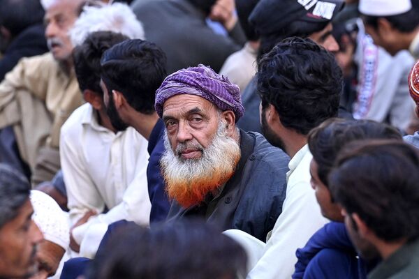 Верующие во время разговения на улице Равалпинди (Пакистан).  - Sputnik Узбекистан