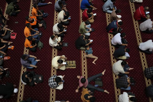 Первая пятничная молитва месяца Рамазан в мечети Истикляль в Джакарте, Индонезия.  - Sputnik Узбекистан