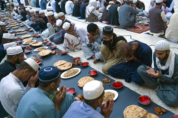Мусульмане в Пешаваре (Пакистан) молятся перед разговением. - Sputnik Узбекистан