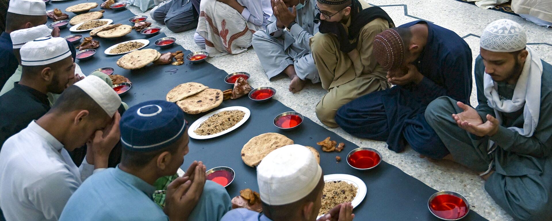 Преданные мусульмане молятся в первый день священного месяца Рамадан в Пешаваре, Пакистан - Sputnik Узбекистан, 1920, 17.03.2023