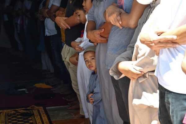 Мальчик во время молитвы в мечети в пригороде Манилы (Филиппины). - Sputnik Узбекистан