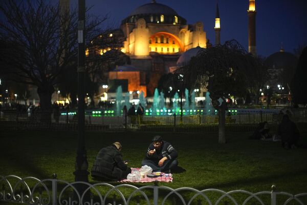 Ифтар на фоне мечети Айя-София в Стамбуле. - Sputnik Узбекистан
