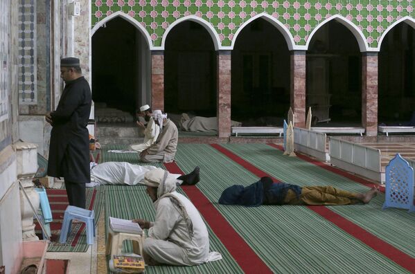Дневная молитва в мечети Пешавара (Пакистан) в первый день месяца Рамазан. - Sputnik Узбекистан