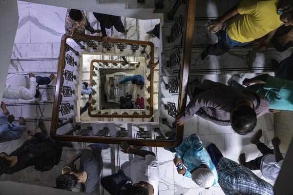 Верующие спускаются из молитвенной комнаты в мечети Коулун в Гонконге. - Sputnik Узбекистан