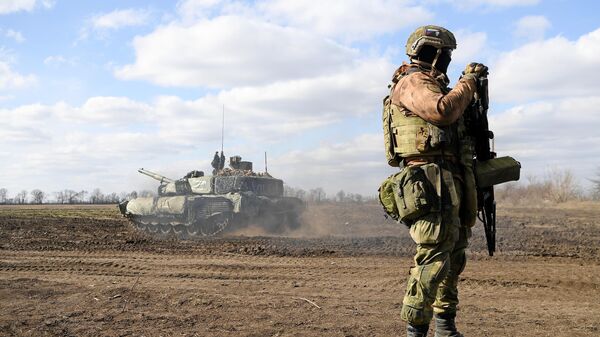 Экипаж танка Т-90М Прорыв на позициях в южном секторе спецоперации. - Sputnik Ўзбекистон