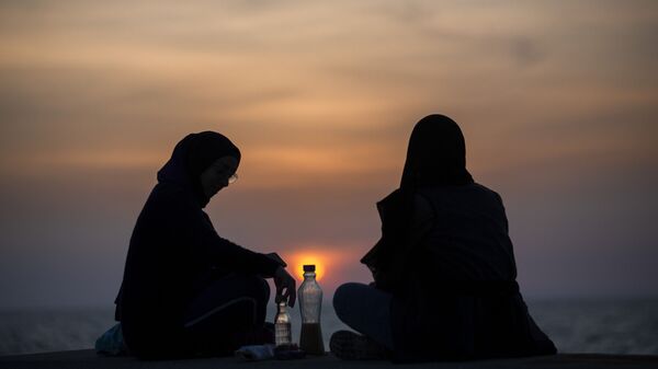 Мусульманские женщины наблюдают за закатом, фото из архива - Sputnik Узбекистан