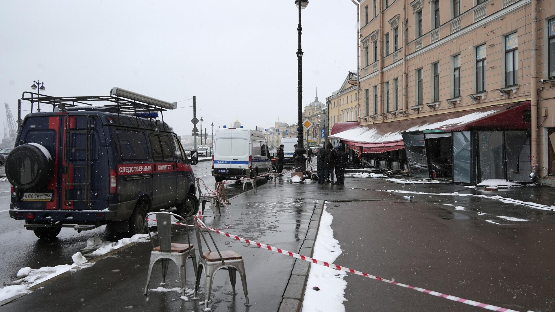 Цветы на месте взрыва на Университетской набережной в Петербурге - Sputnik Ўзбекистон, 1920, 03.04.2023