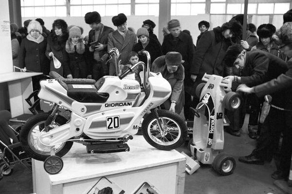 Посетители возле стенда итальянской фирмы Монета на Международной выставке Игрушка-80 (15-24 января 1980 года) в выставочном центре Сокольники. - Sputnik Узбекистан