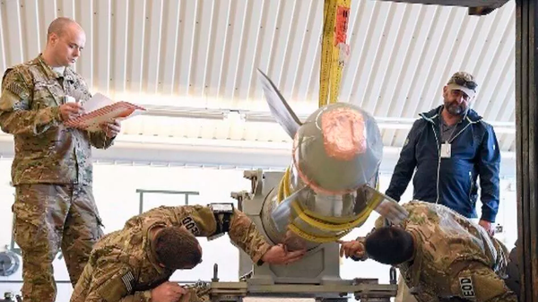Атомная бомба из США. Фотография, опубликованная в методичке для студентов лаборатории Лос-Аламос. - Sputnik Узбекистан