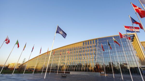 Флаги у здания штаб-квартиры НАТО в Брюсселе. Архивное фото - Sputnik Узбекистан
