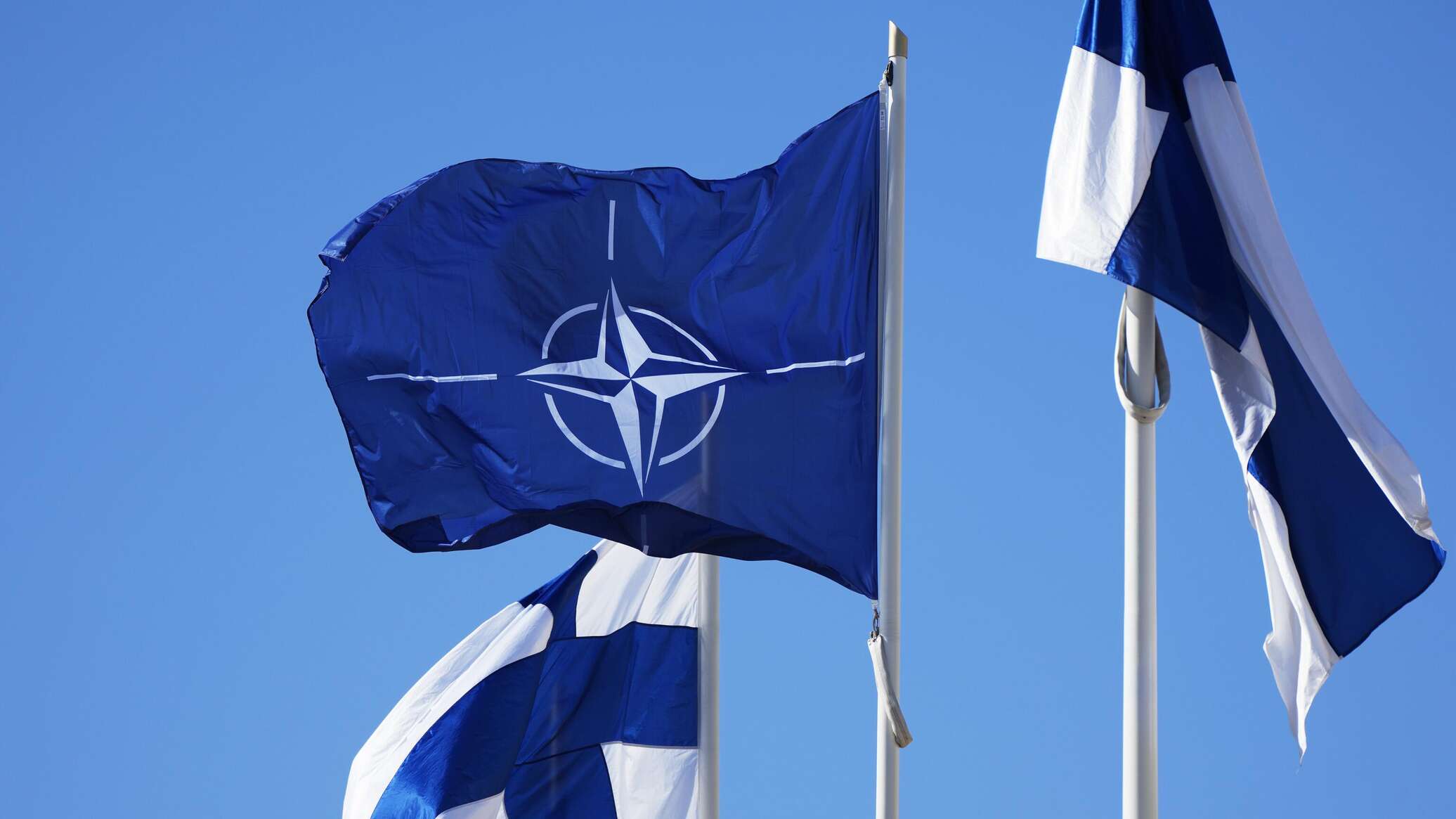 В нато ли турция. Флаг НАТО. Финляндия в НАТО. Флаг Финляндии и НАТО. Флаг НАТО И России.
