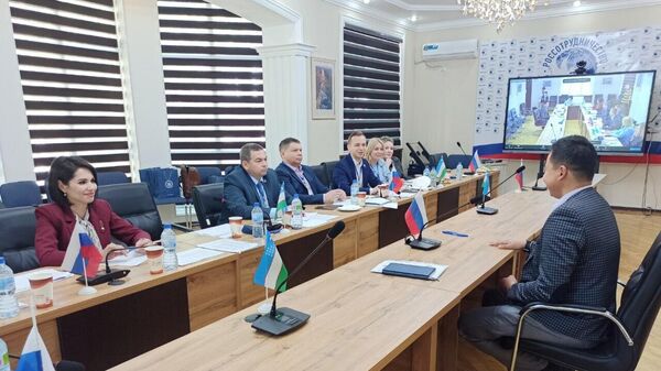  Для узбекистанцев, желающих обучаться в вузах России, начались отборочные испытания - Sputnik Узбекистан