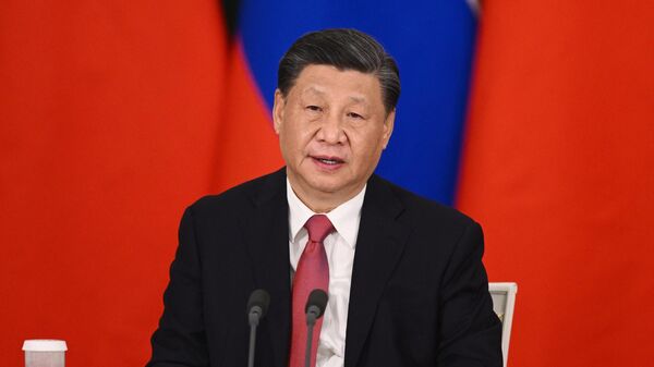 Председатель КНР Си Цзиньпин на церемонии подписания совместных документов об углублении отношений и направлениях сотрудничества до 2030 года между Россией и КНР. - Sputnik Узбекистан