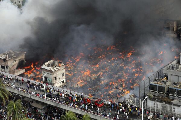 Пожар на популярном вещевом рынке в  Дакке, Бангладеш.  - Sputnik Узбекистан