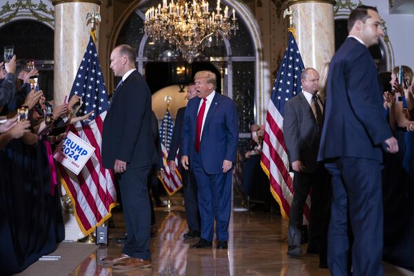 Экс-президент США Дональд Трамп на пресс-конференции после своего ареста.  - Sputnik Узбекистан