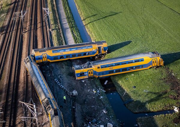 Поезд, сошедший с рельсов в Нидерландах. - Sputnik Узбекистан