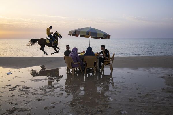 Жители города Газа отдыхают на пляже.  - Sputnik Узбекистан