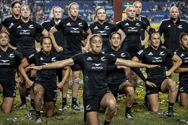 Женская сборная Новой Зеландии по регби танцует после победы над командой Австралией в финале турнира Hong Kong Sevens.  - Sputnik Узбекистан