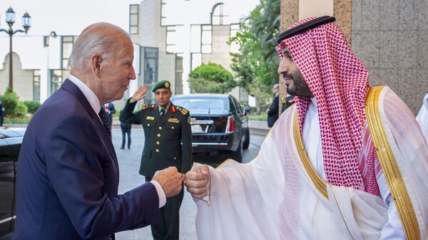 Наследный принц Саудовской Аравии Мухаммед бен Салман и президент Джо Байден во время встречи во дворце Аль-Салам в Джидде, Саудовская Аравия. Архивное фото - Sputnik Ўзбекистон
