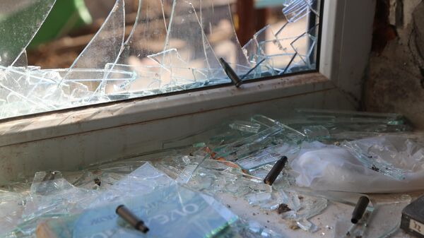 Разбитое окно и гильзы на подоконнике в жилом доме в Киевском районе Донецка, где в ночь на 20 февраля была ликвидирована украинская диверсионная группа. - Sputnik Ўзбекистон