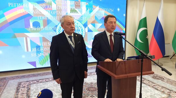 Руслан Мирзаев и Нурали Билисбеков во время брифинга по итогам 39-го заседания Совета ратс ШОС. - Sputnik Узбекистан