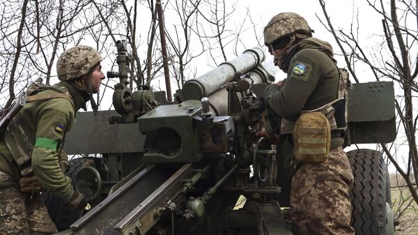 Украинские военные обстреливают из гаубицы российские позиции на линии фронта близ Кременной, Луганская область. - Sputnik Узбекистан