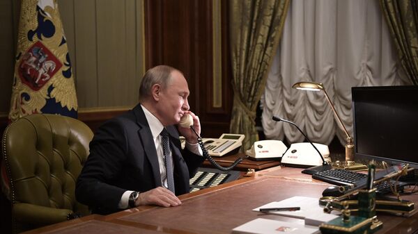 Vladimir Putin vo vremya telefonnogo razgovora. Arxivnoe foto - Sputnik O‘zbekiston