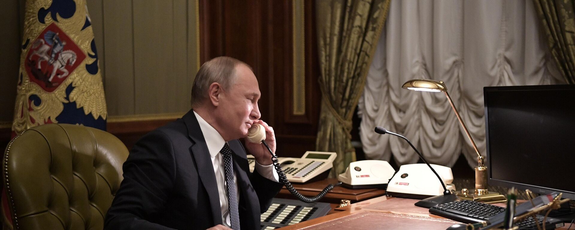 Владимир Путин во время телефонного разговора. Архивное фото - Sputnik Ўзбекистон, 1920, 30.04.2026