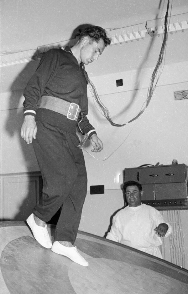 Советский космонавт Герман Титов во время подготовки к космическому полету. Тренировка на вибрационном столе, 1961 год - Sputnik Узбекистан