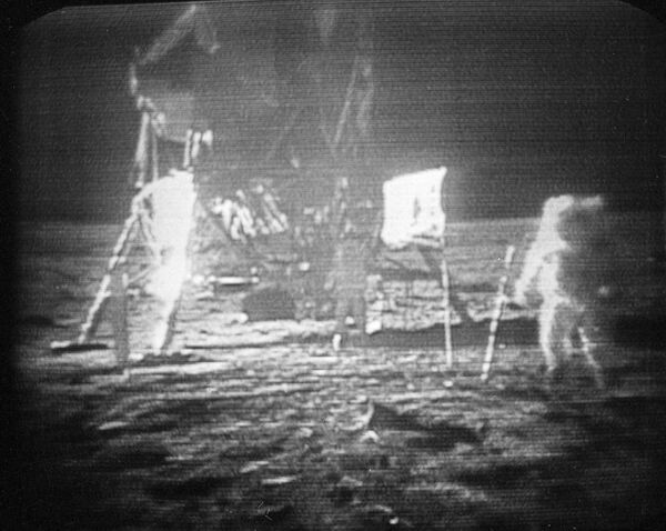 Астронавты Нил Армстронг и Эдвин Алдрин на Луне, 20 июля  1969 г.  - Sputnik Узбекистан