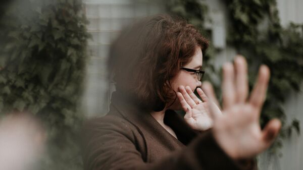 Женщина закрывает лицо рукой. - Sputnik Узбекистан