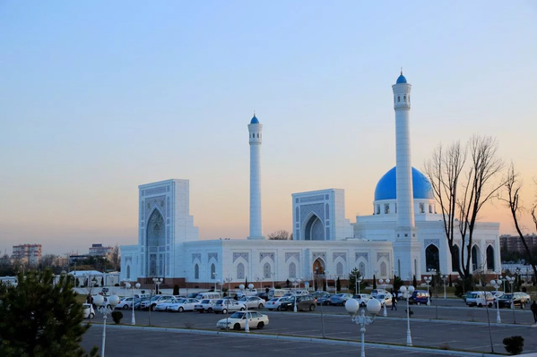 &quot;Минор&quot; (Ташкент)Одна из крупнейших мечетей Узбекистана с белоснежным орнаментом была официально открыта в 2014 году. Название &quot;Минор&quot; происходит от арабского слова “манор”, означающего “маяк”, &quot;высота&quot;. Помещение рассчитано на более чем 7 тыс. человек.Высота минарета мечети — 45 м, а голубого купола — 34 м. Ниша мечети является копией мечети Тилля-Кори комплекса Регистан в Самаркандской области.  - Sputnik Узбекистан