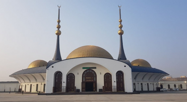 Мечеть Касимхана ибн Юсуфхана (Наманган)Одна из крупнейших мечетей Наманганской области, открытая в 2021 году. Площадь двора — 1,8 га, зала — 2 тыс. кв.м. Мечеть построена в современном стиле HI-TECH. Здание вмещает в себя 4,5 тыс. человек, а внутренний двор — 9 тыс. верующих.В зале двухэтажной мечети, открытом намазгахе (место для намаза) и на веранде одновременно могут молиться 15 тыс. человек. Особую красоту мечети придают два 45-метровых минарета, большой купол высотой 36 м, окружностью 24 м и малые купола с двух сторон. - Sputnik Узбекистан