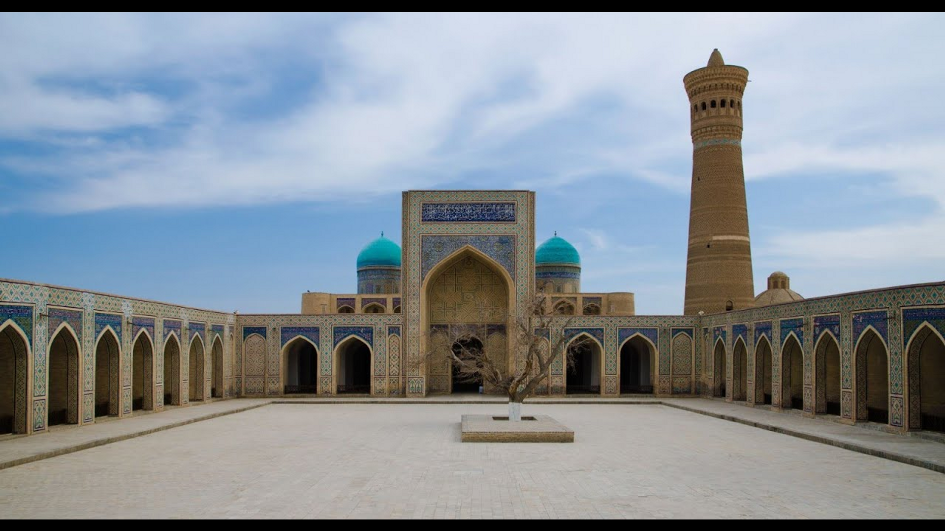 Самые крупные мечети Узбекистана  Масжиди Калон (Бухара) - Sputnik Ўзбекистон, 1920, 26.05.2023