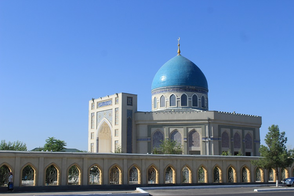 Hazrati Alisher Navoiy masjidi, Navoiy shahri. Masjidining ochilish marosimi 2006-yilda bo‘lib o‘tgan. Umumiy maydoni 1,26 ga yerni egallagan. Bir vaqtning o‘zida 2000 kishini sig‘dira oladi. - Sputnik O‘zbekiston