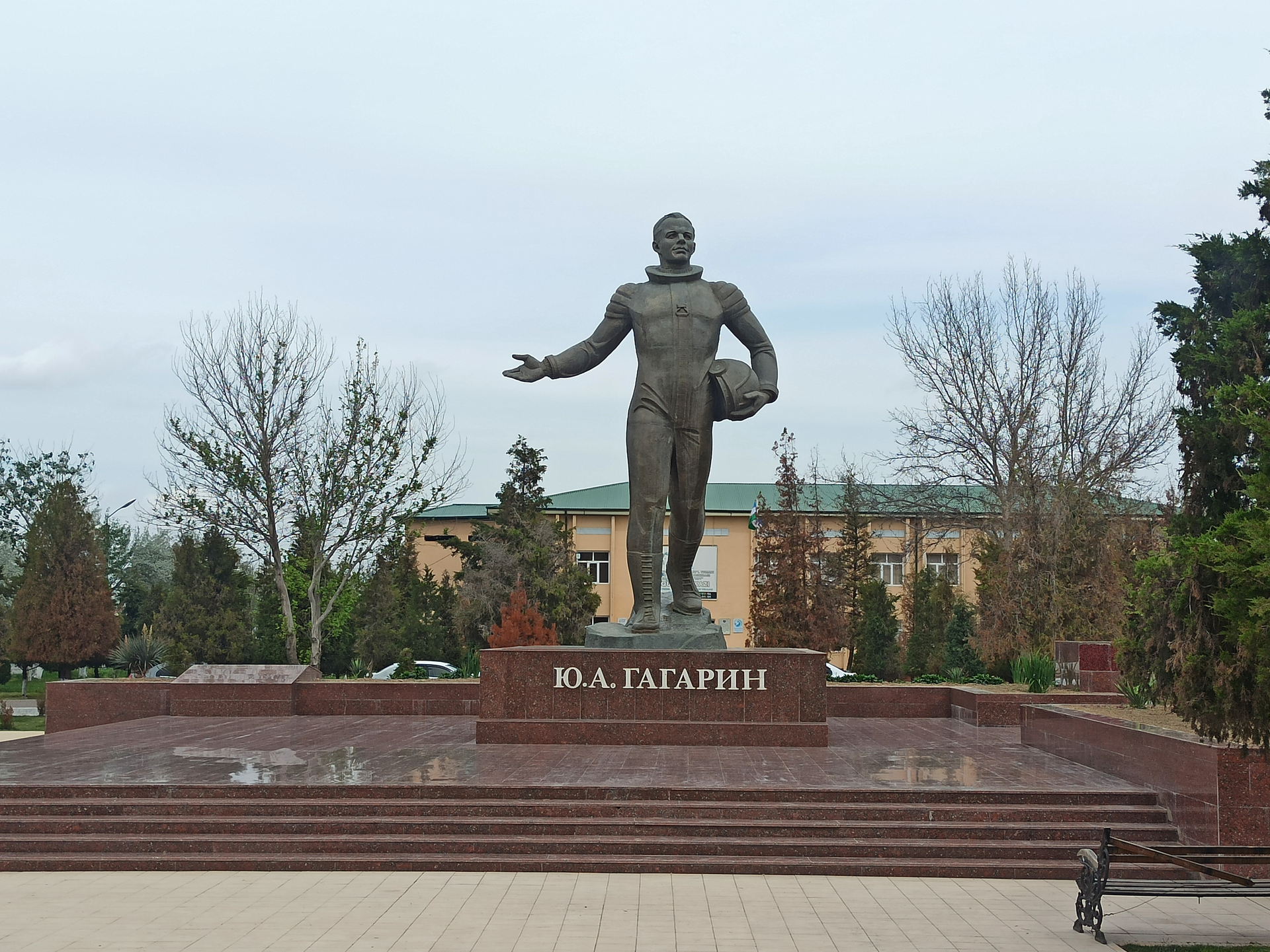 Памятник Ю.А. Гагарину в городе Гагарин Джизакской области. - Sputnik Ўзбекистон, 1920, 12.04.2023