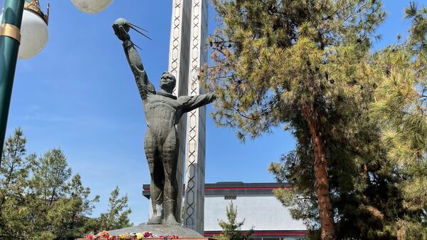 Церемония возложения цветов к памятнику Юрия Гагарина в Чиланзарском районе Ташкента. - Sputnik Узбекистан