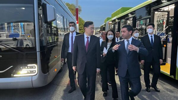 Саидов вместе с министром Цинь Ганом осмотрели новые автобусы, произведенные китайской компанией Yutong Global - Sputnik Ўзбекистон