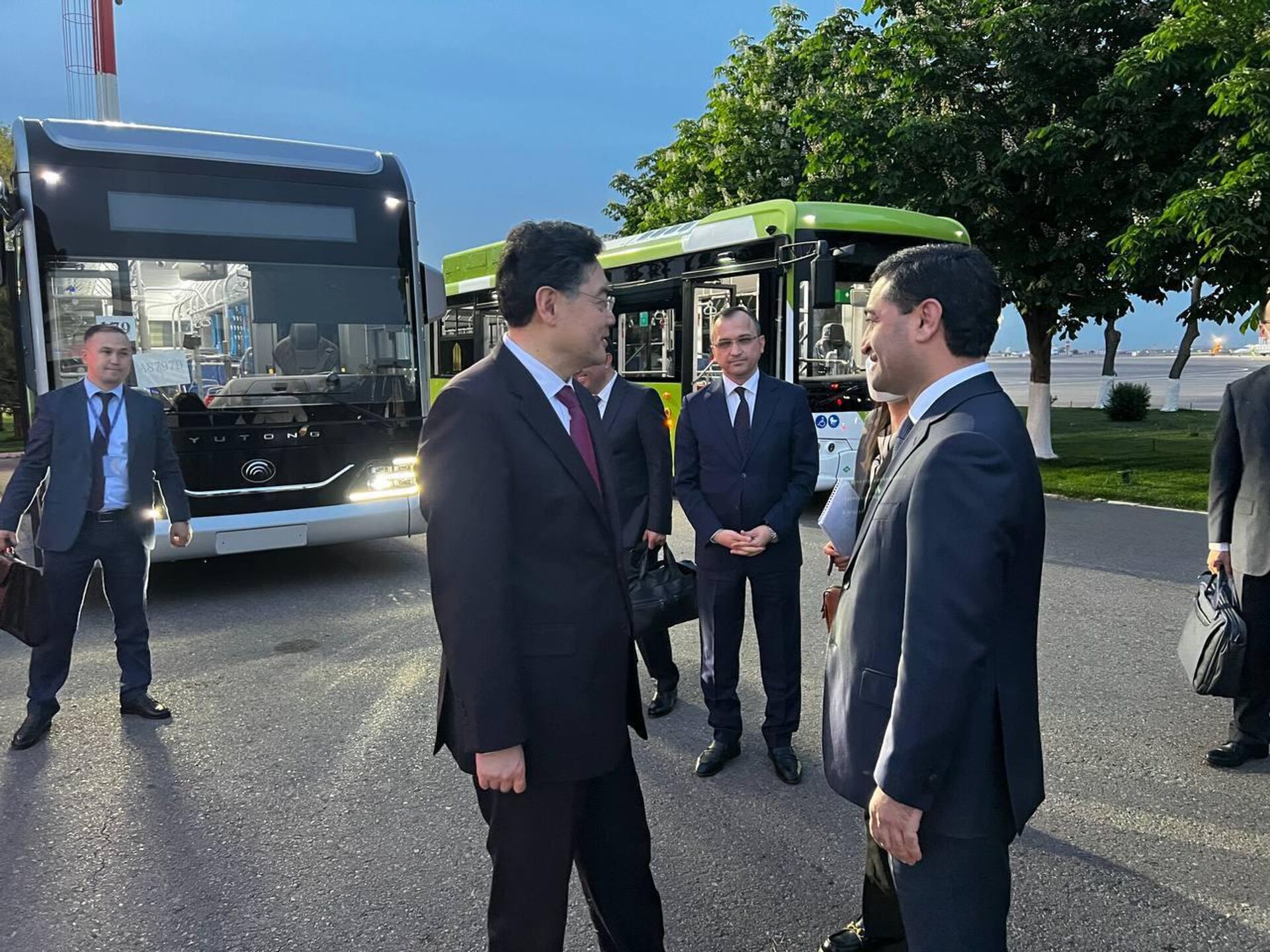 Саидов вместе с министром Цинь Ганом осмотрели новые автобусы, произведенные китайской компанией Yutong Global - Sputnik Ўзбекистон, 1920, 13.04.2023