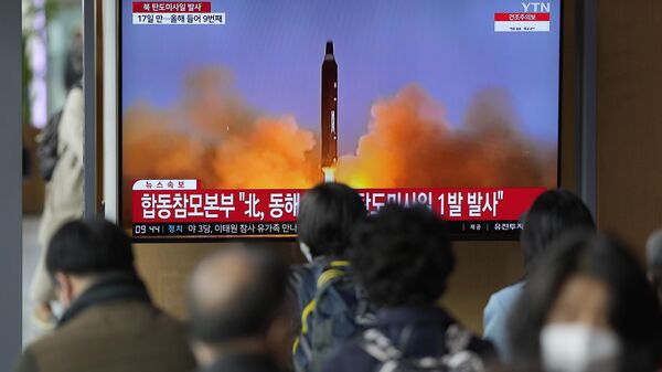Репортаж о запуске ракеты Северной Кореей на железнодорожном вокзале в Сеуле, Южная Корея, 13 апреля 2023 года. - Sputnik Ўзбекистон