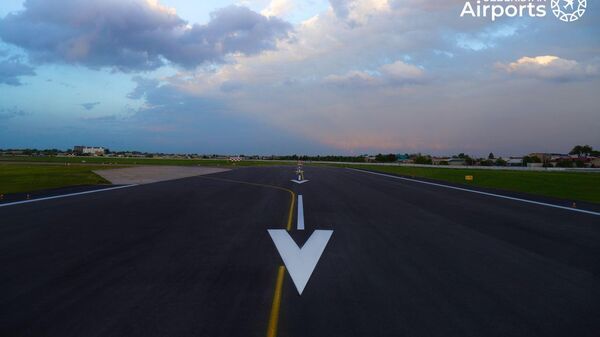 В аэропорту Ташкента завершилась реконструкция второй взлетно-посадочной полосы  - Sputnik Узбекистан
