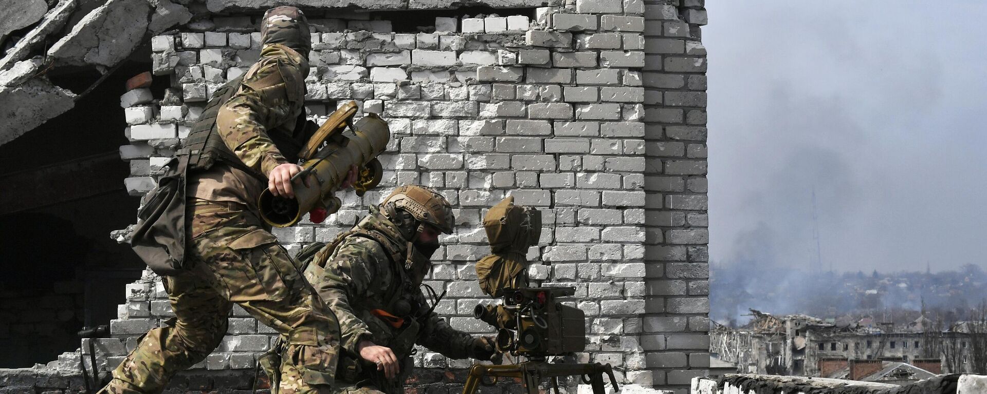 Boysi ChVK Vagner gotovat protivotankovuyu upravlyayemuyu raketu (PTUR) k obstrelu pozitsiy VSU v Artyomovske. - Sputnik O‘zbekiston, 1920, 05.11.2025