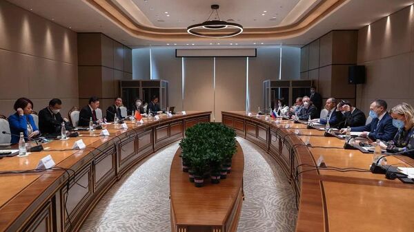 Министра иностранных дел Российской Федерации С.В.Лаврова в ходе встречи  с Министром иностранных дел КНР Цинь Ганом  - Sputnik Узбекистан