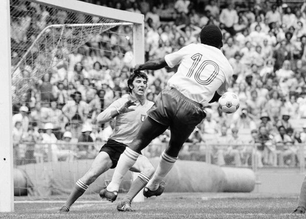 Итальянский вратарь Дино Дзофф отбивает мяч Пеле 23 мая 1976 года. В этот день Италия выиграла со счетом 4:0. - Sputnik Узбекистан