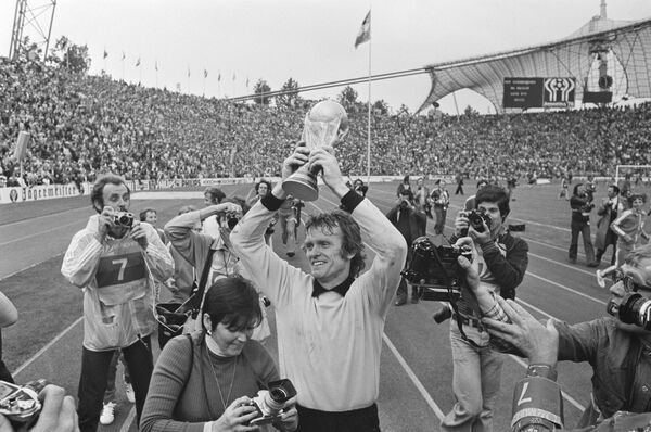 Финал чемпионата мира по футболу 1974 года в Мюнхене. Зепп Майер держит трофей.  - Sputnik Узбекистан