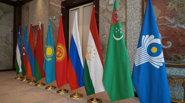 Flagi stran uchastnikov zasedanie ministrov inostrannix del sodrujestva nezavisimix gosudarstv v Samarkande 14-aprelya 2023goda - Sputnik O‘zbekiston