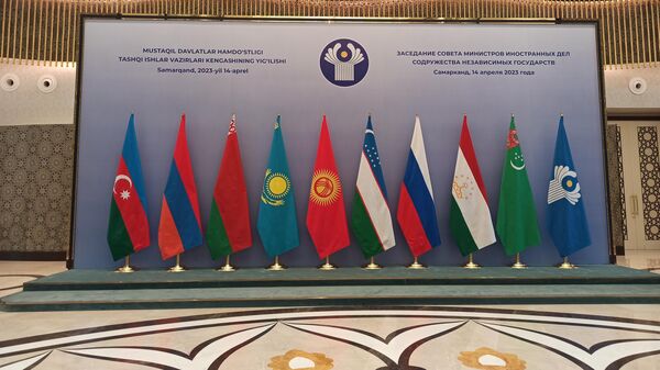 Flagi stran uchastnikov zasedanie ministrov inostrannix del sodrujestva nezavisimix gosudarstv v Samarkande 14-aprelya 2023goda - Sputnik O‘zbekiston