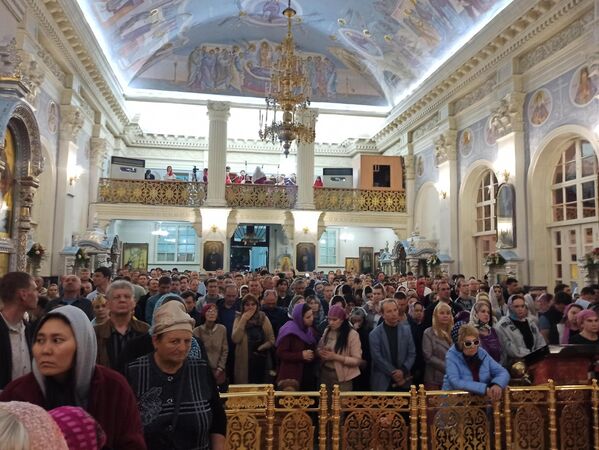 В этот день в Успенский православный собор в Ташкенте пришло более тысячи верующих. - Sputnik Узбекистан